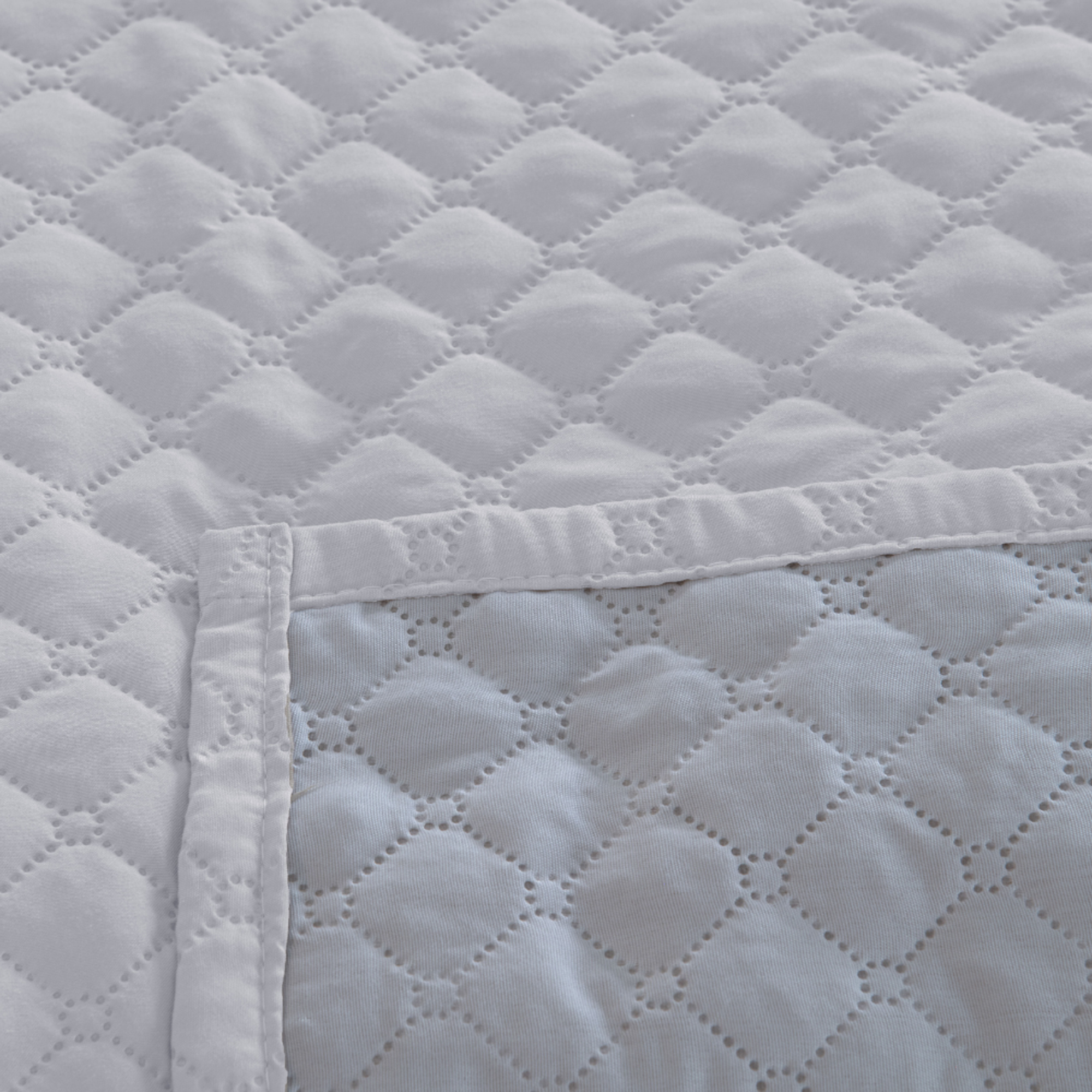 Kit Peseira Queen 5 Peças Microfibra Matelassê com Almofada Cheia Branco