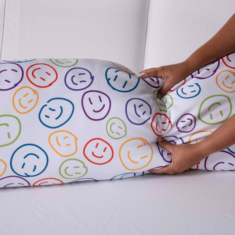 Fronha para Travesseiro Fofuxão 46 x 146 cm Microfibra com Zíper Smile
